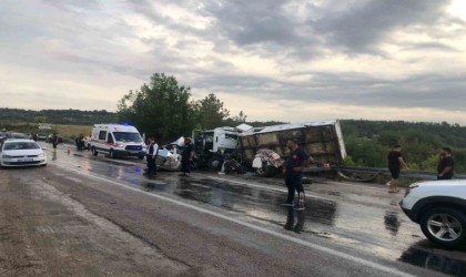 Osmaniyede kamyonet ile otomobil çarpıştı: 2 ölü, 3 yaralı