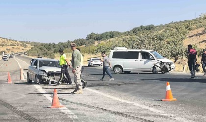 Otomobil ile minibüs çarpıştı: 3 yaralı