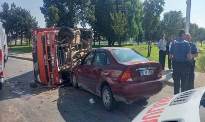 Otomobille kamyon çarpıştı: 6 yaralı