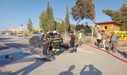 Park halindeki otomobil alev alev yandı