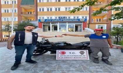 Polis çalıntı motosikleti bulup sahibine teslim etti