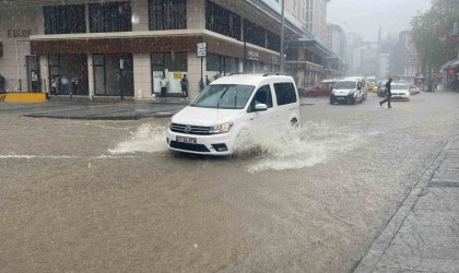 Rizede şiddetli yağmurda cadde ve sokaklar göle döndü