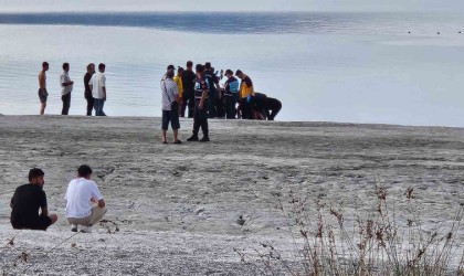 Salda Gölüne giren genç boğuldu