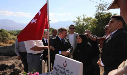 Şehit mezarına bayrak asma töreni düzenlendi