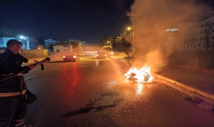 Seyir halindeki motosiklet alev aldı