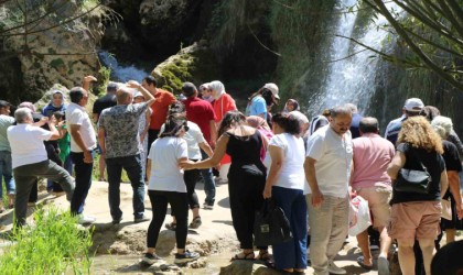 Sıcaktan kaçan şelalede serinledi