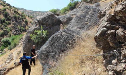 Şırnakta dev kayalar halatla bağlandı