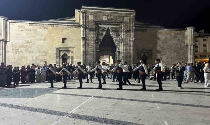 Sivasta gurbetçilere halaylı karşılama