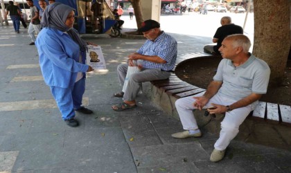 Sokak sokak herkese Babamı gördünüz mü diye soruyor