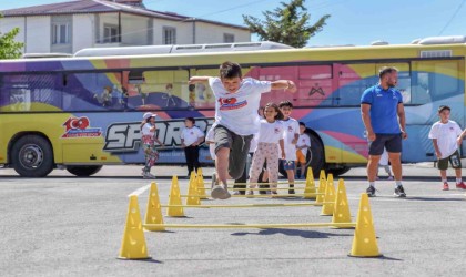 Sporbüs, çocukları sporla buluşturuyor