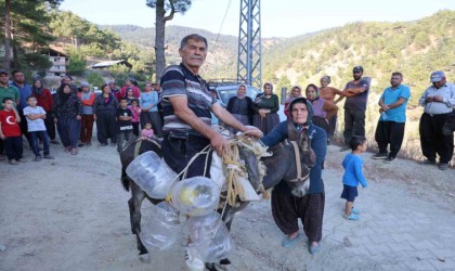 Susuz kalan köylü eşek ve katır ile su taşıyor