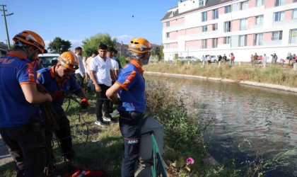 Suya düşen yabancı uyruklu çocuğu kurtaran şahıs akıntıya kapılarak kayboldu