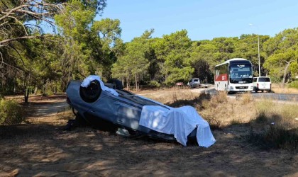 Takla atan lüks otomobilin plakalarını söküp üzerini çarşafla kapattılar