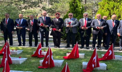 TBMM Başkanı Kurtulmuş, Yüzbaşı Agah Efendiyi kabri başında andı