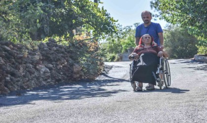 Tekerlekli sandalye ile hayatını sürdüren engelli vatandaş için sokağına özel asfalt döküldü