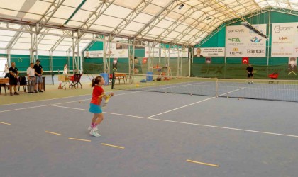 Tepebaşında tenis turnuvası devam ediyor