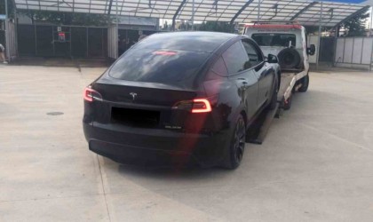 Tesla ile attığı drift pahalıya patladı