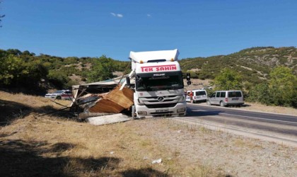 Tokatta kontrplak yüklü tır devrildi: 1 yaralı