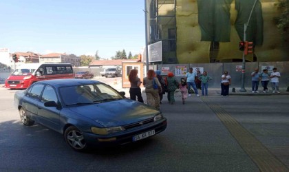 Trafikte kırmızı ışığı umursamayan yayalar tehlike oluşturuyor