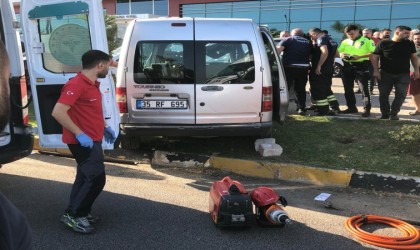 Turgutluda tırın çarptığı araçta bulunan baba kız yaralandı