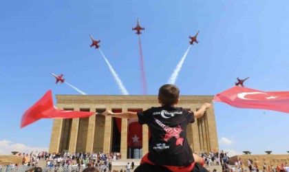 Türk Yıldızlarından 30 Ağustosa özel Anıtkabir saygı uçuşu