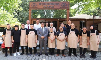 Vali Aslan Kusursuz Kafenin çalışanlarıyla bir araya geldi