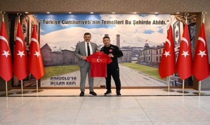 Vali Çiftçiye milli takım forması hediye etti