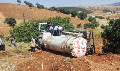 Yangına giden itfaiye tankeri şarampole devrildi: 1 yaralı