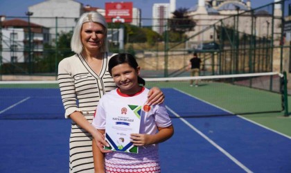 Yaz spor okullarının sona ermesiyle çocuklar sertifikalarını aldı