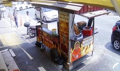 Yemek yemeye girdi, motosikleti çalındı