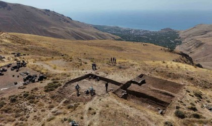 2 bin 300 rakımdaki Kef Kalesi kazısında Urartunun izleri araştırılıyor