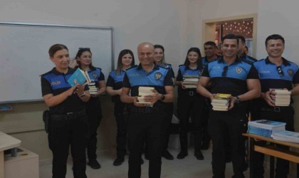 Adana polisi önce kitap dağıttı, sonra da çocuklarla okudu