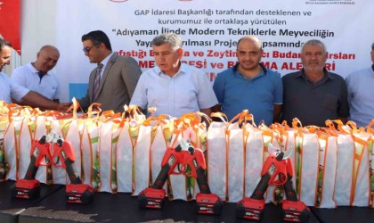 Adıyamanda 46 çiftçiye akülü budama makası hibe edildi