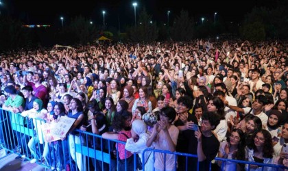 Adıyamanda Pinhani konseri büyük ilgi gördü