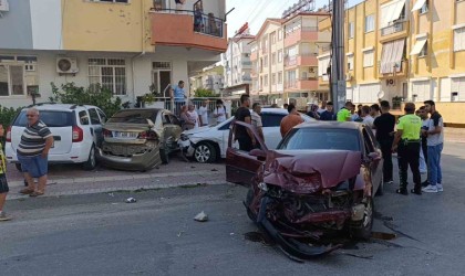 Afacan sürücü mahalleyi birbirine kattı: 14 yaşındaki çocuk 3 aracı hurdaya çevirdi, 1 kişi yaralandı