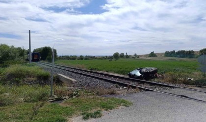 Afyonkarahisarda yolcu treni hemzemin geçitte traktöre çarptı