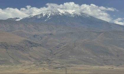 Ağrı Dağına yaz mevsiminden sonra ilk kar düştü