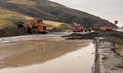 Ahlat-Adilcevaz kara yolunda heyelan