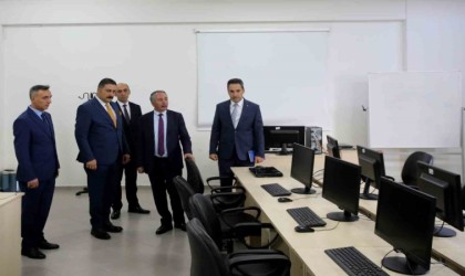 AİÇÜ Fen Edebiyat Fakültesinde yeni bir bilgisayar laboratuvarı açıldı