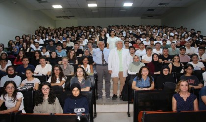 Akdeniz Üniversitesi Tıp Fakültesinde hekim adaylarına ilk ders