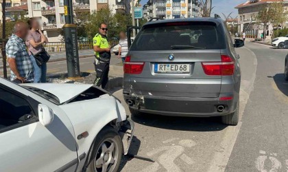 Aksarayda otomobil cipe arkadan çarptı: 2 yaralı