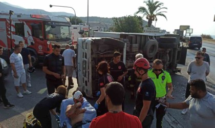 Alanyada otomobille çarpışan kamyon devrildi: 1 ağır yaralı