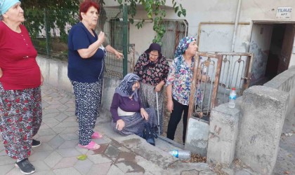 Alkollü oğul evi yaktı, annesi göz yaşlarıyla yanan evi izledi