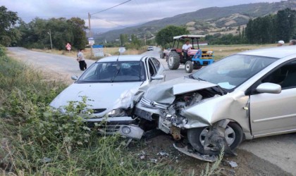 Amasyada iki otomobil kafa kafaya çarpıştı: 2si çocuk 5 yaralı