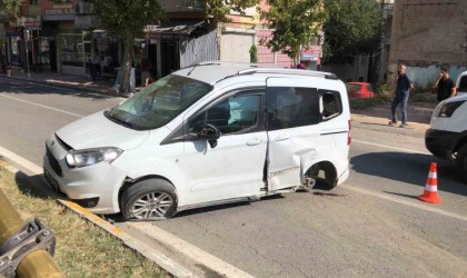 Ambulans ile hafif ticari araç çarpıştı: 2 yaralı