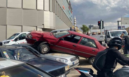 Ankarada kontrolden çıkan araç çarptığı otomobilin üstünde asılı kaldı