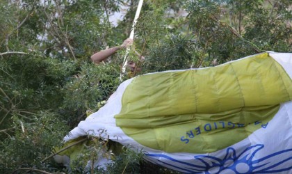 Antalyada paraşüt ağaçta asılı kaldı, ekipler alarma geçti