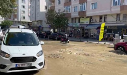 Asfalt yerinden söküldü, cadde sular altında kaldı