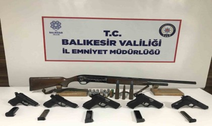 Bandırmada çok sayıda ruhsatsız silah ele geçirildi