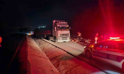 Bandırmada kontrolden çıkan seramik yüklü tır karşı şeride uçtu